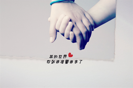 笑靥如花，却难掩勉强